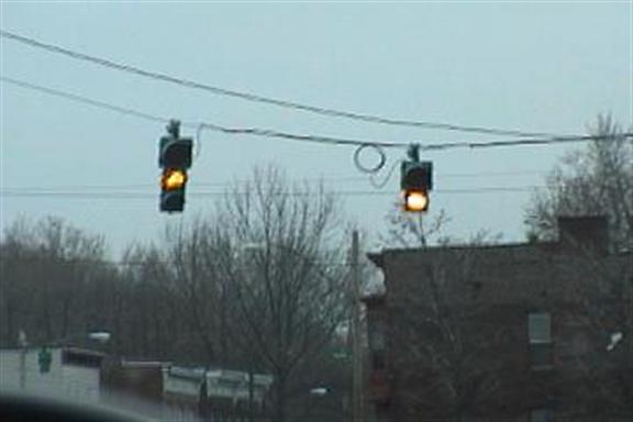 Intersection with two signal-heads and only one green lamp