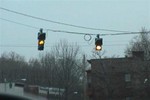 Intersection with two signal-heads and only one green lamp