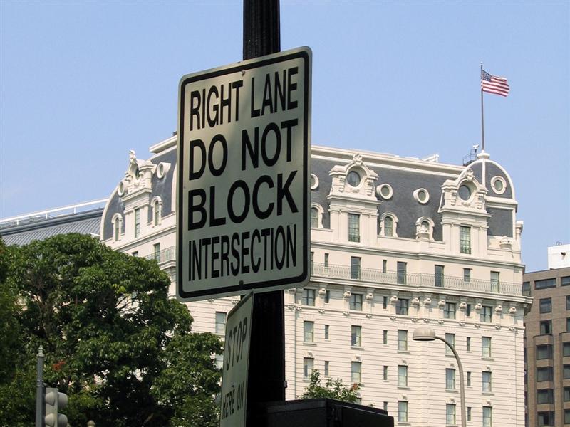 Right lane do not block intersection